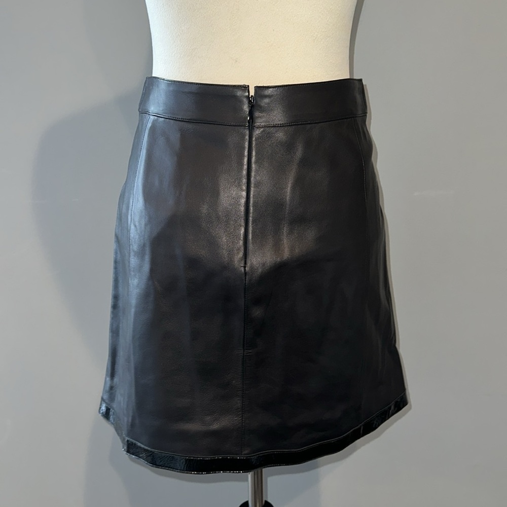 Chanel vintage black leather mini skirt size 34/US size 4. - Picture 5 of 8